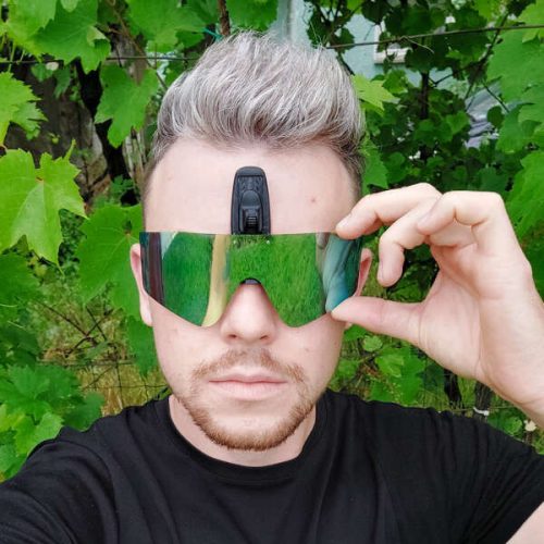 Jacky	-	Napszemüveg csattal