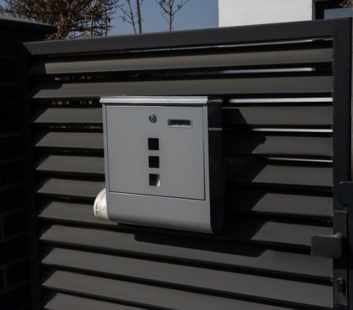 Acél postaláda plexi betekintővel és újságtartóval 